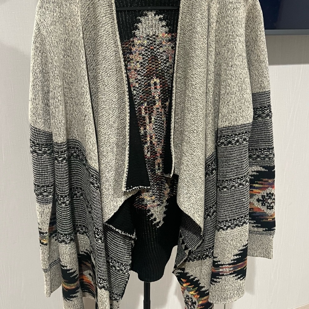 Signature Studio Gray and Black Patterned Cardigan